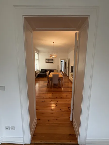 Charmante 3-Zimmer Altbauwohnung mit Stuck, Holzdielen & Balkon in Charlottenburg — photo 1